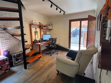 MARAVILLOSA CASA EN PASAJE CERRADO PRINCIPE DE GALES / RAMON LAVAL, A MINUTOS METRO PRINCIPE DE GALES