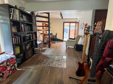 MARAVILLOSA CASA EN PASAJE CERRADO PRINCIPE DE GALES / RAMON LAVAL, A MINUTOS METRO PRINCIPE DE GALES