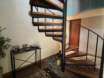 MARAVILLOSA CASA EN PASAJE CERRADO PRINCIPE DE GALES / RAMON LAVAL, A MINUTOS METRO PRINCIPE DE GALES