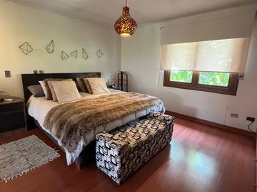 MARAVILLOSA CASA EN PASAJE CERRADO PRINCIPE DE GALES / RAMON LAVAL, A MINUTOS METRO PRINCIPE DE GALES
