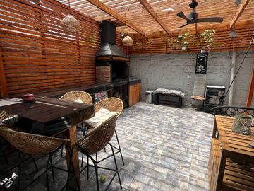 MARAVILLOSA CASA EN PASAJE CERRADO PRINCIPE DE GALES / RAMON LAVAL, A MINUTOS METRO PRINCIPE DE GALES