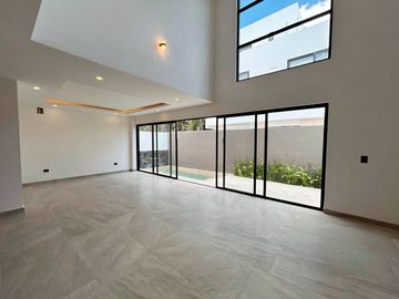 ESPECTACULAR CASA EN VÍA CUMBRES
