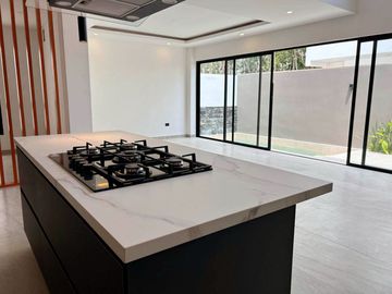 ESPECTACULAR CASA EN VÍA CUMBRES