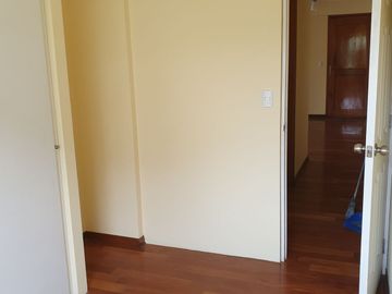 SE VENDE LINDO DEPARTAMENTO DE 105 M2 , CERCA A COLEGIOS EN VALLE HERMOSO. SURCO