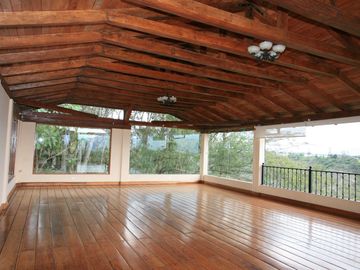 HERMOSA CASA EN VENTA EN PAKAKUNA – RODEADA DE NATURALEZA