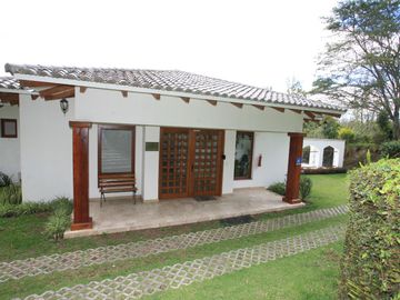 HERMOSA CASA EN VENTA EN PAKAKUNA – RODEADA DE NATURALEZA