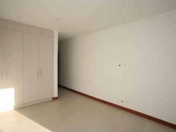 DEPARTAMENTO MODERNO EN VENTA EN CUMBAYÁ – DISEÑO Y CONFORT