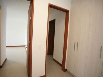 DEPARTAMENTO MODERNO EN VENTA EN CUMBAYÁ – DISEÑO Y CONFORT