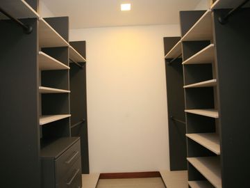 DEPARTAMENTO MODERNO EN VENTA EN CUMBAYÁ – DISEÑO Y CONFORT