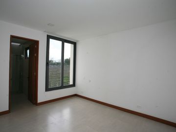 DEPARTAMENTO MODERNO EN VENTA EN CUMBAYÁ – DISEÑO Y CONFORT
