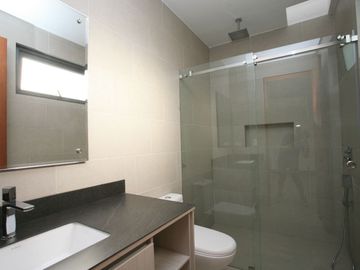 DEPARTAMENTO MODERNO EN VENTA EN CUMBAYÁ – DISEÑO Y CONFORT