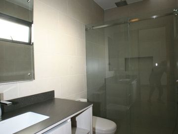 DEPARTAMENTO MODERNO EN VENTA EN CUMBAYÁ – DISEÑO Y CONFORT