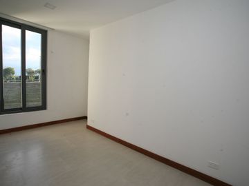 DEPARTAMENTO MODERNO EN VENTA EN CUMBAYÁ – DISEÑO Y CONFORT