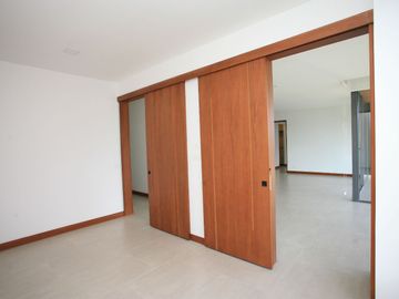 DEPARTAMENTO MODERNO EN VENTA EN CUMBAYÁ – DISEÑO Y CONFORT