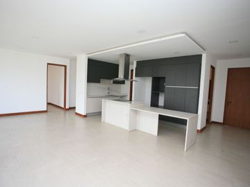 DEPARTAMENTO MODERNO EN VENTA EN CUMBAYÁ – DISEÑO Y CONFORT
