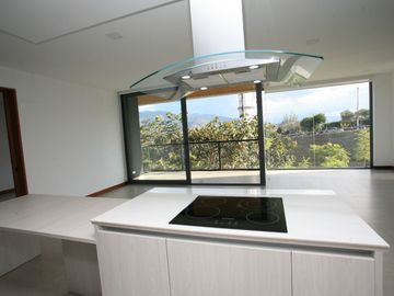 DEPARTAMENTO MODERNO EN VENTA EN CUMBAYÁ – DISEÑO Y CONFORT