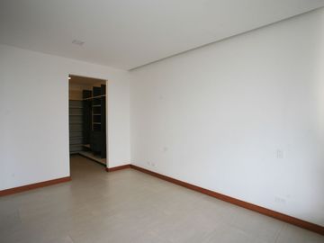 DEPARTAMENTO MODERNO EN VENTA EN CUMBAYÁ – DISEÑO Y CONFORT