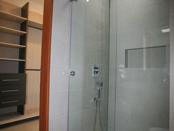DEPARTAMENTO MODERNO EN VENTA EN CUMBAYÁ – DISEÑO Y CONFORT