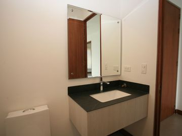 DEPARTAMENTO MODERNO EN VENTA EN CUMBAYÁ – DISEÑO Y CONFORT