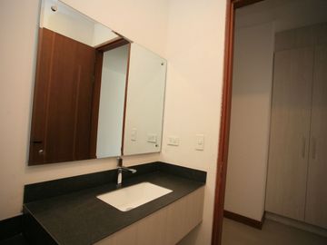 DEPARTAMENTO MODERNO EN VENTA EN CUMBAYÁ – DISEÑO Y CONFORT