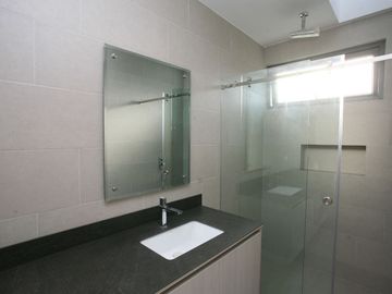DEPARTAMENTO MODERNO EN VENTA EN CUMBAYÁ – DISEÑO Y CONFORT