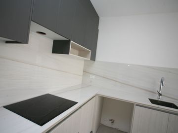 DEPARTAMENTO MODERNO EN VENTA EN CUMBAYÁ – DISEÑO Y CONFORT