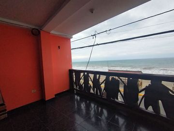 casa comercial frente al mar de venta en crucita A/R