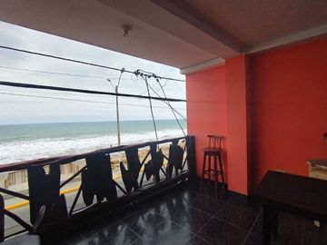 casa comercial frente al mar de venta en crucita A/R
