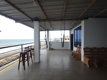 casa comercial frente al mar de venta en crucita A/R