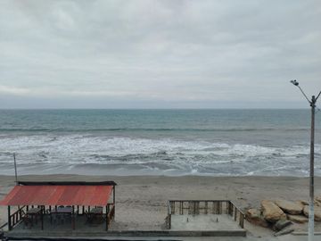 casa comercial frente al mar de venta en crucita A/R