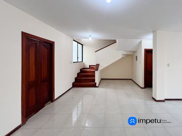 Se vende casa en el Barrio Celi Roman en la ciudad de Loja