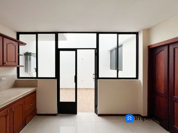 Se vende casa en el Barrio Celi Roman en la ciudad de Loja