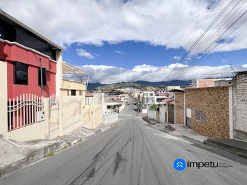 Se vende casa en el Barrio Celi Roman en la ciudad de Loja