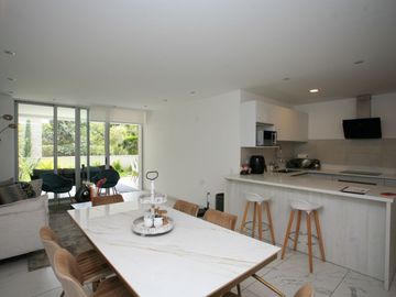SE VENDE HERMOSO DEPARTAMENTO CON JARDÍN PRIVADO Y ÁREAS COMUNALES PREMIUM