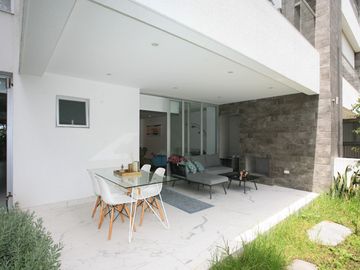 SE VENDE HERMOSO DEPARTAMENTO CON JARDÍN PRIVADO Y ÁREAS COMUNALES PREMIUM