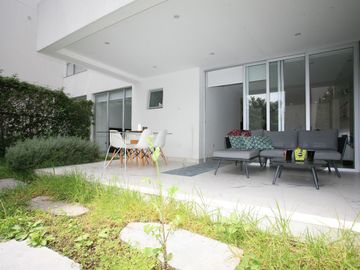 SE VENDE HERMOSO DEPARTAMENTO CON JARDÍN PRIVADO Y ÁREAS COMUNALES PREMIUM