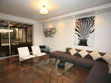 SE VENDE CASA DE 3 DORMITORIOS EN CUMBAYÁ CON PÉRGOLA, BBQ Y SEGURIDAD TOTAL