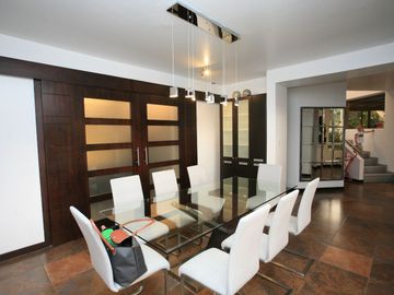 SE VENDE CASA DE 3 DORMITORIOS EN CUMBAYÁ CON PÉRGOLA, BBQ Y SEGURIDAD TOTAL