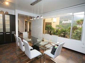 SE VENDE CASA DE 3 DORMITORIOS EN CUMBAYÁ CON PÉRGOLA, BBQ Y SEGURIDAD TOTAL