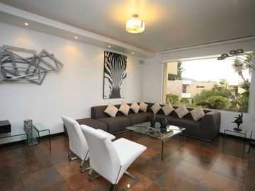 SE VENDE CASA DE 3 DORMITORIOS EN CUMBAYÁ CON PÉRGOLA, BBQ Y SEGURIDAD TOTAL