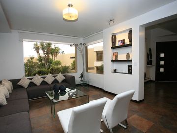SE VENDE CASA DE 3 DORMITORIOS EN CUMBAYÁ CON PÉRGOLA, BBQ Y SEGURIDAD TOTAL