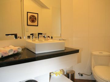 SE VENDE CASA DE 3 DORMITORIOS EN CUMBAYÁ CON PÉRGOLA, BBQ Y SEGURIDAD TOTAL