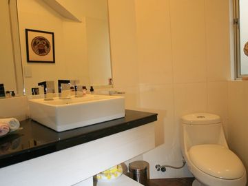 SE VENDE CASA DE 3 DORMITORIOS EN CUMBAYÁ CON PÉRGOLA, BBQ Y SEGURIDAD TOTAL