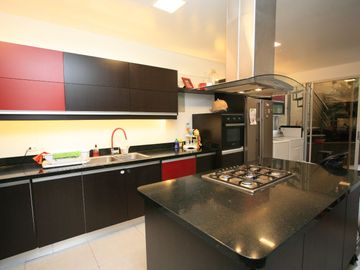 SE VENDE CASA DE 3 DORMITORIOS EN CUMBAYÁ CON PÉRGOLA, BBQ Y SEGURIDAD TOTAL