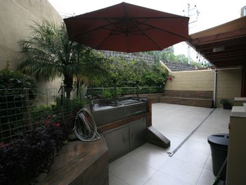 SE VENDE CASA DE 3 DORMITORIOS EN CUMBAYÁ CON PÉRGOLA, BBQ Y SEGURIDAD TOTAL