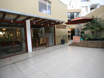 SE VENDE CASA DE 3 DORMITORIOS EN CUMBAYÁ CON PÉRGOLA, BBQ Y SEGURIDAD TOTAL