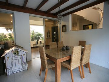 SE VENDE CASA DE 3 DORMITORIOS EN CUMBAYÁ CON PÉRGOLA, BBQ Y SEGURIDAD TOTAL