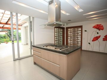 SE VENDE HERMOSA CASA EN LA VIÑA: DISEÑO EXCLUSIVO Y ACABADOS DE ALTA GAMA