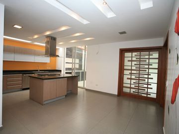 SE VENDE HERMOSA CASA EN LA VIÑA: DISEÑO EXCLUSIVO Y ACABADOS DE ALTA GAMA
