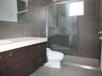 SE VENDE HERMOSA CASA EN LA VIÑA: DISEÑO EXCLUSIVO Y ACABADOS DE ALTA GAMA